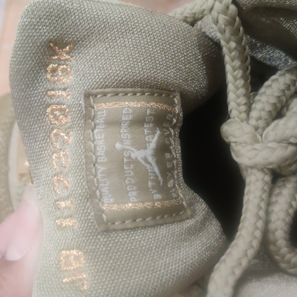Jordan 11's Olive Lux - Picture 5 of 11